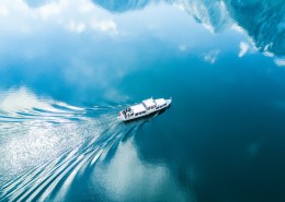 水面上的一只船图片