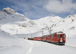 行驶的火车图片