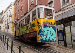 运行的电车图片