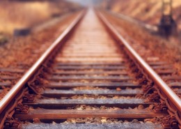 笔直的铁轨图片