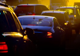 川流不息的车流图片