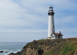 耸立的白色灯塔图片