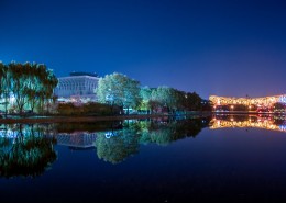 夜晚城市的水中倒影图片