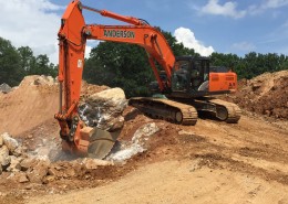 施工中的挖掘机图片