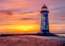 高高耸立的灯塔图片