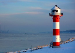 红白相间的灯塔图片