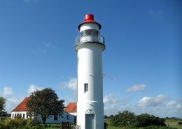 耸立的灯塔图片