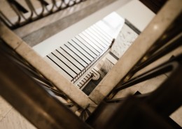 旋转向上的楼梯图片