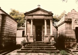 屋顶的十字架图片