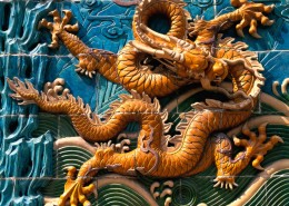 祥瑞的龙形浮雕图片