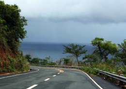 废弃曲折的柏油路图片