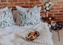 放着鲜花和早餐的房间图片