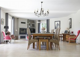 温馨的餐桌图片