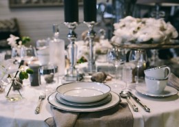 精致的餐桌装饰图片