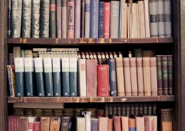 整齐的书架图片