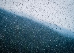 下着雨的窗外图片