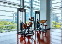 宽敞明亮的健身房图片