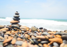 水边的鹅卵石图片