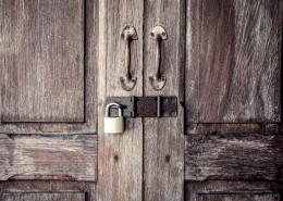 怀旧木门与锁图片