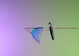 穿过小孔撞击的水滴图片