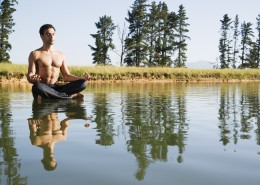 经营理念走在水里图片