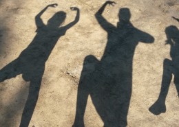 地上的人影图片