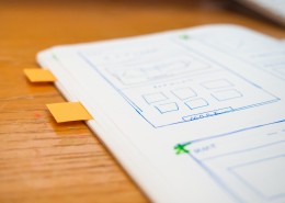 笔记本上的线框草图图片