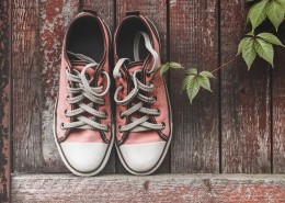 系鞋带的帆布鞋图片