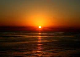 阳光洒在水面上的图片