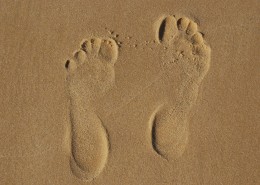 沙滩上的脚印高清图片