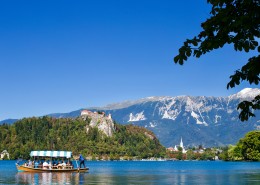 碧蓝的湖泊图片