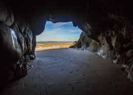 天然形成的山洞图片