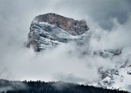 美丽的山区雪景图片
