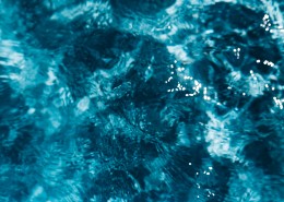 湛蓝清澈的水图片