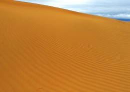 广阔的沙漠风景图片