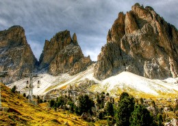 峻峭的山脉图片