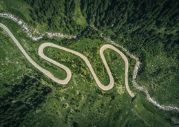 弯曲盘旋的山路图片