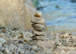 堆在一起的石头图片