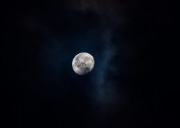 夜空中唯美的月亮图片