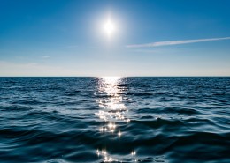 蔚蓝的海面图片