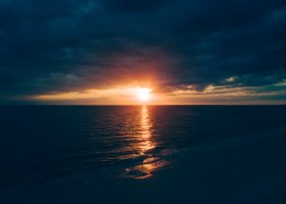 海面上的日出风景图片