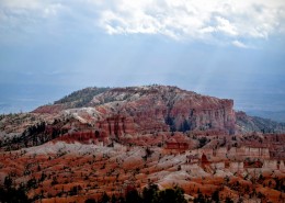 岩石鲜艳的布赖斯峡谷图片