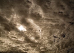 暴风雨前的乌云图片