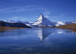 山脉河流景色图片