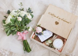 承载幸福的手捧花图片