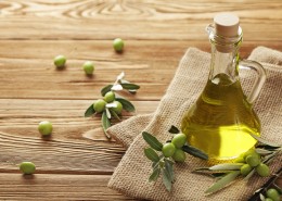 橄榄油和青果图片