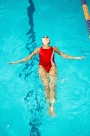 游泳的美女图片