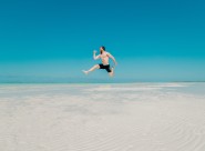 人们在跳跃的图片