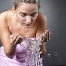 洗脸的美女图片