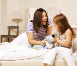 母亲和女儿在家玩耍的图片大全